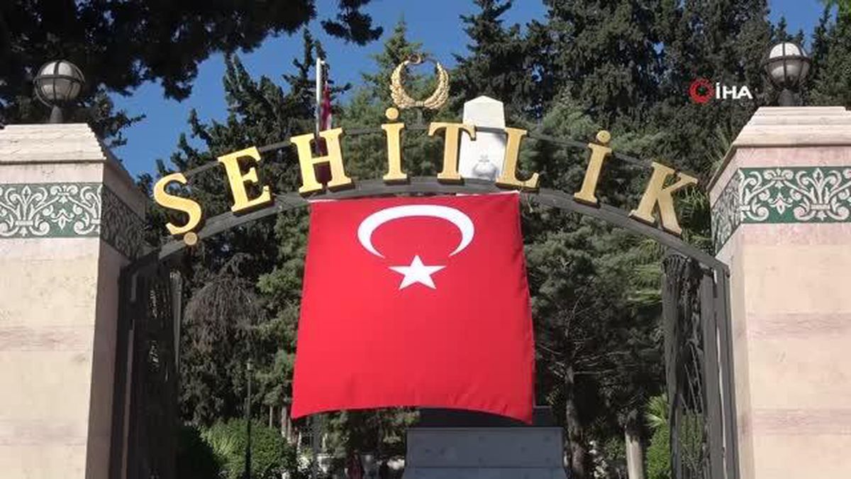 Bayramda şehitliğe duygusal ziyaret