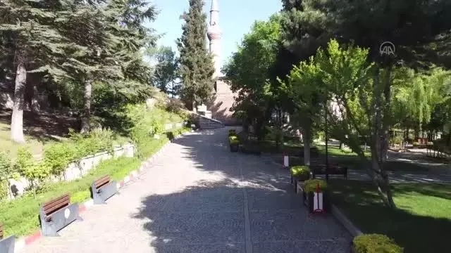 Bilecik'in simgesi 'yıkık minareler' sessiz kalan kentte etkileyici manzaralar oluşturdu Bilecik'in simgesi 'yıkık minareler' sessiz kalan kentte etkileyici manzaralar oluşturdu