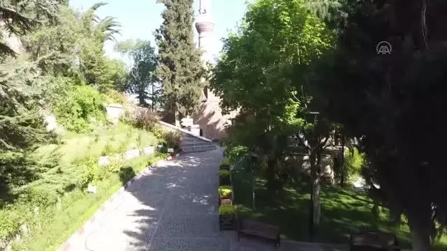 Bilecik'in simgesi 'yıkık minareler' sessiz kalan kentte etkileyici manzaralar oluşturdu Bilecik'in simgesi 'yıkık minareler' sessiz kalan kentte etkileyici manzaralar oluşturdu