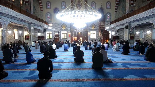 Bingöl'de bayram namazı, Covid-19 tedbirleri alınarak kılındı Bingöl'de bayram namazı, Covid-19 tedbirleri alınarak kılındı