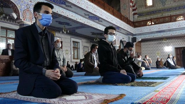 Bingöl'de bayram namazı, Covid-19 tedbirleri alınarak kılındı Bingöl'de bayram namazı, Covid-19 tedbirleri alınarak kılındı