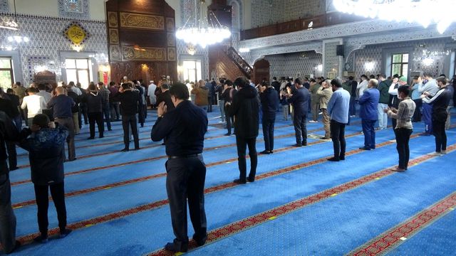 Bingöl'de bayram namazı, Covid-19 tedbirleri alınarak kılındı Bingöl'de bayram namazı, Covid-19 tedbirleri alınarak kılındı