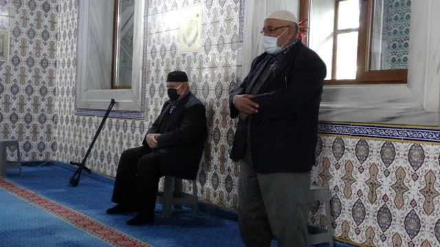 Bingöl'de bayram namazı, Covid-19 tedbirleri alınarak kılındı Bingöl'de bayram namazı, Covid-19 tedbirleri alınarak kılındı