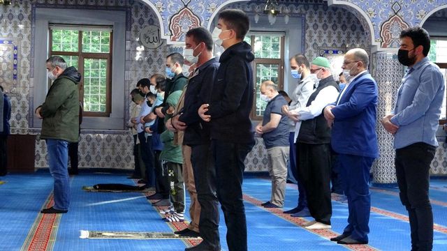 Bingöl'de bayram namazı, Covid-19 tedbirleri alınarak kılındı Bingöl'de bayram namazı, Covid-19 tedbirleri alınarak kılındı
