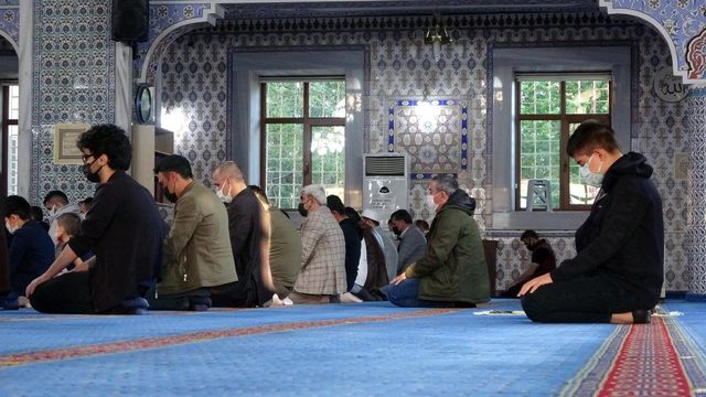 Bingöl'de bayram namazı, Covid-19 tedbirleri alınarak kılındı Bingöl'de bayram namazı, Covid-19 tedbirleri alınarak kılındı