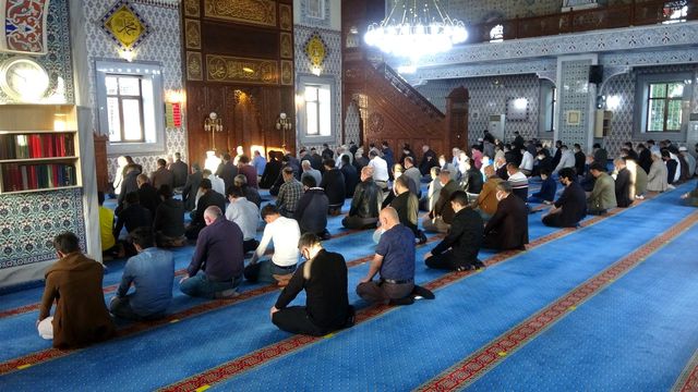 Bingöl'de bayram namazı, Covid-19 tedbirleri alınarak kılındı Bingöl'de bayram namazı, Covid-19 tedbirleri alınarak kılındı