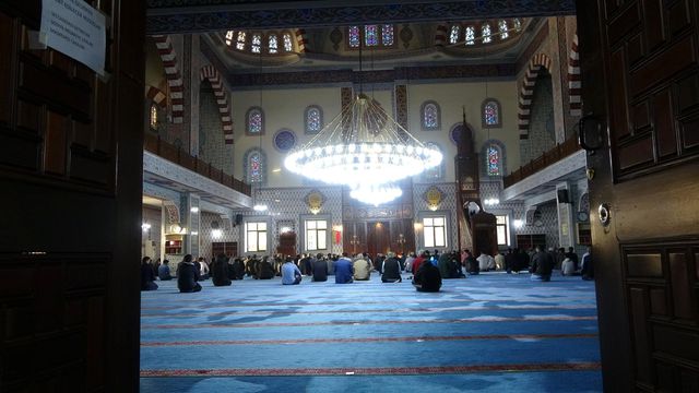 Bingöl'de bayram namazı, Covid-19 tedbirleri alınarak kılındı Bingöl'de bayram namazı, Covid-19 tedbirleri alınarak kılındı