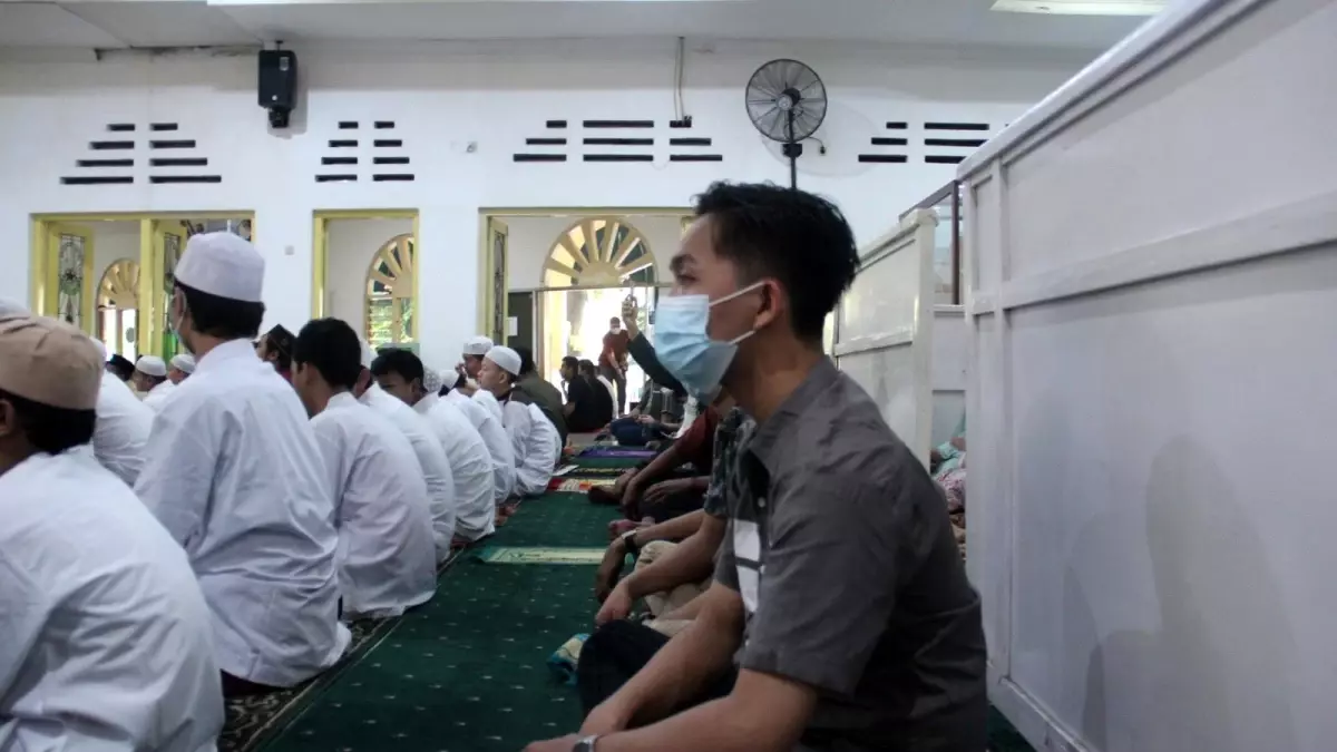 Endonezyalılar Covid-19 tedbirlerine rağmen camilere akın etti