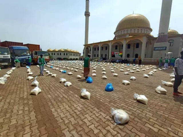 İnsana Değer Veren Dernekler Federasyonu, ramazan yardımlarını ihtiyaç sahiplerine ulaştırdı İnsana Değer Veren Dernekler Federasyonu, ramazan yardımlarını ihtiyaç sahiplerine ulaştırdı