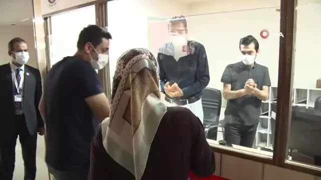 Hıdır Amca, hastanede bayramını kutlamaya gelen sağlıkçıları görünce gözyaşlarına hakim olamadı Hıdır Amca, hastanede bayramını kutlamaya gelen sağlıkçıları görünce gözyaşlarına hakim olamadı