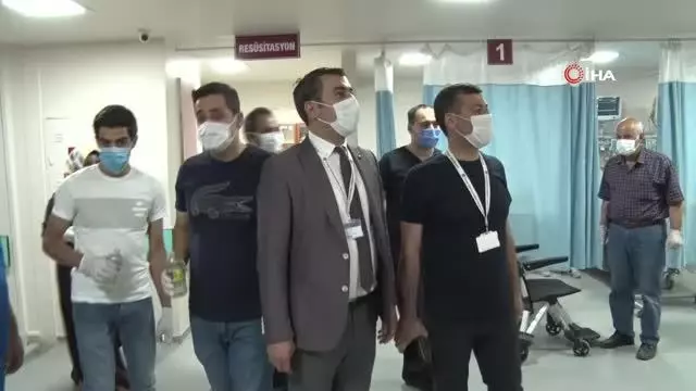 Hıdır Amca, hastanede bayramını kutlamaya gelen sağlıkçıları görünce gözyaşlarına hakim olamadı Hıdır Amca, hastanede bayramını kutlamaya gelen sağlıkçıları görünce gözyaşlarına hakim olamadı