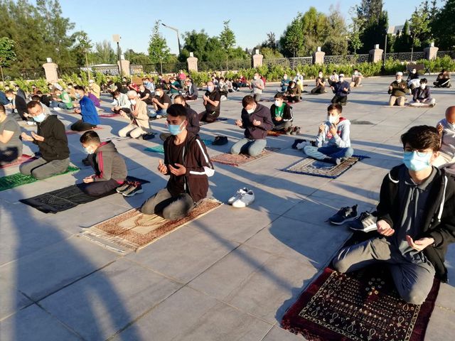 İzmir'de Covid-19 tedbirleri ile bayram namazı kılındı