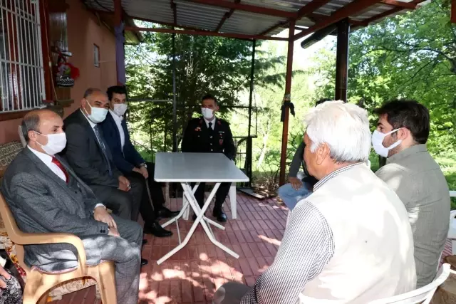 Kaymakam Akduman ve Başkan Çay'dan şehit ailelerine ziyaret Kaymakam Akduman ve Başkan Çay'dan şehit ailelerine ziyaret
