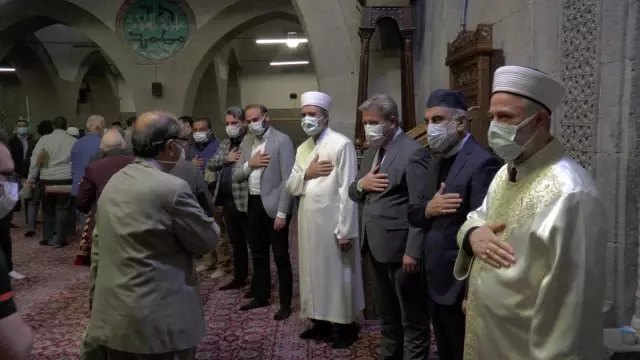 Kayseri'de sosyal mesafeli bayram namazı kılındı Kayseri'de sosyal mesafeli bayram namazı kılındı