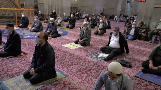 Kayseri'de sosyal mesafeli bayram namazı kılındı Kayseri'de sosyal mesafeli bayram namazı kılındı