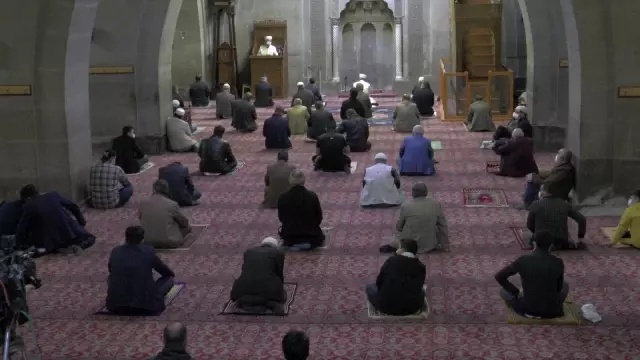 Kayseri'de sosyal mesafeli bayram namazı kılındı Kayseri'de sosyal mesafeli bayram namazı kılındı