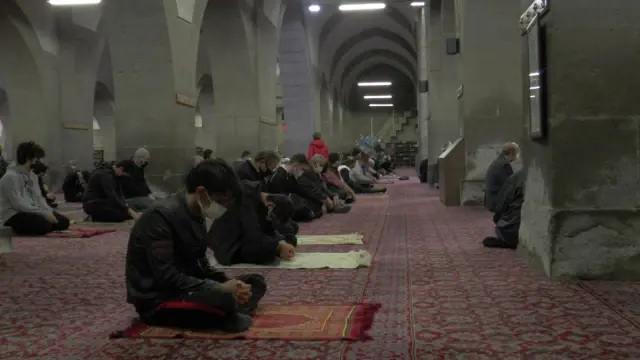 Kayseri'de sosyal mesafeli bayram namazı kılındı Kayseri'de sosyal mesafeli bayram namazı kılındı