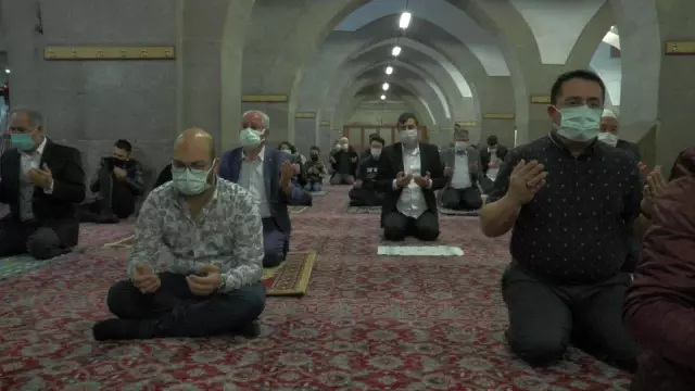 Kayseri'de sosyal mesafeli bayram namazı kılındı Kayseri'de sosyal mesafeli bayram namazı kılındı