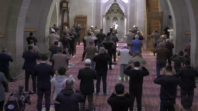 Kayseri'de sosyal mesafeli bayram namazı kılındı Kayseri'de sosyal mesafeli bayram namazı kılındı