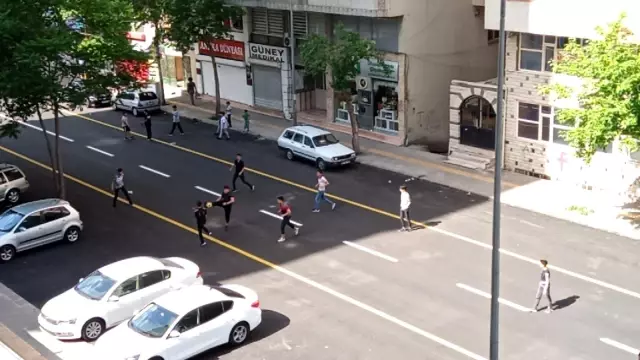 Son dakika! Kısıtlamayı delen çocukların ana cadde üzerinde tehlikeli maçı Son dakika! Kısıtlamayı delen çocukların ana cadde üzerinde tehlikeli maçı