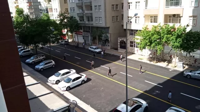 Son dakika! Kısıtlamayı delen çocukların ana cadde üzerinde tehlikeli maçı Son dakika! Kısıtlamayı delen çocukların ana cadde üzerinde tehlikeli maçı