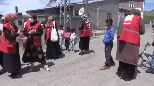 Son dakika haberi! Kızılay gönüllüleri kırsaldaki kız çocuklarına çifte bayram yaşattı Son dakika haberi! Kızılay gönüllüleri kırsaldaki kız çocuklarına çifte bayram yaşattı