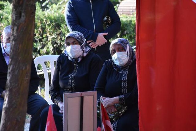 Son dakika haber... Malatya'da namaz sonrası şehitlikte buruk bayram Son dakika haber... Malatya'da namaz sonrası şehitlikte buruk bayram
