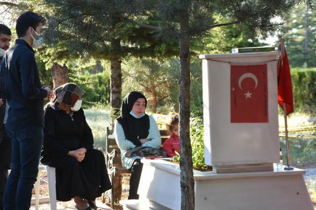 Son dakika haber... Malatya'da namaz sonrası şehitlikte buruk bayram Son dakika haber... Malatya'da namaz sonrası şehitlikte buruk bayram