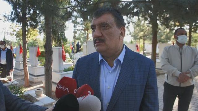 Son dakika haber... Malatya'da namaz sonrası şehitlikte buruk bayram Son dakika haber... Malatya'da namaz sonrası şehitlikte buruk bayram