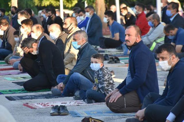 Son dakika haber... Malatya'da namaz sonrası şehitlikte buruk bayram Son dakika haber... Malatya'da namaz sonrası şehitlikte buruk bayram