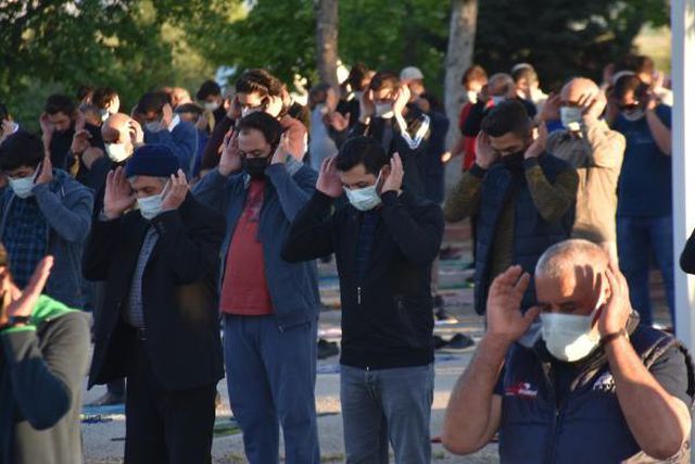 Son dakika haber... Malatya'da namaz sonrası şehitlikte buruk bayram Son dakika haber... Malatya'da namaz sonrası şehitlikte buruk bayram