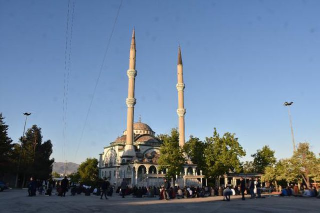 Son dakika haber... Malatya'da namaz sonrası şehitlikte buruk bayram Son dakika haber... Malatya'da namaz sonrası şehitlikte buruk bayram