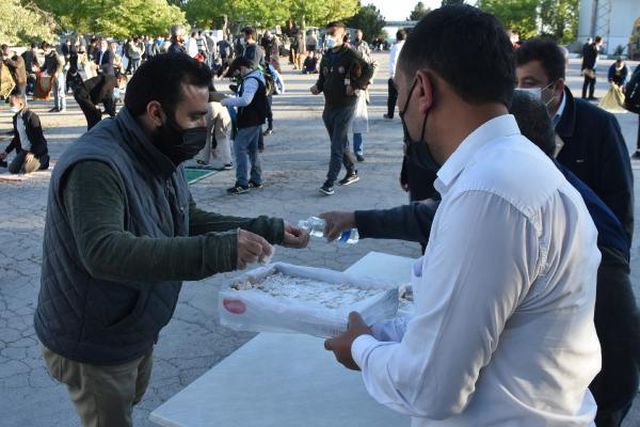 Son dakika haber... Malatya'da namaz sonrası şehitlikte buruk bayram Son dakika haber... Malatya'da namaz sonrası şehitlikte buruk bayram