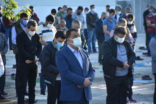 Son dakika haber... Malatya'da namaz sonrası şehitlikte buruk bayram Son dakika haber... Malatya'da namaz sonrası şehitlikte buruk bayram