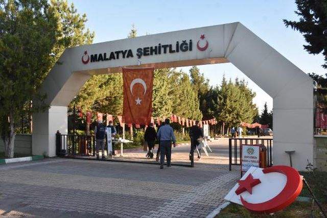 Son dakika haber... Malatya'da namaz sonrası şehitlikte buruk bayram Son dakika haber... Malatya'da namaz sonrası şehitlikte buruk bayram