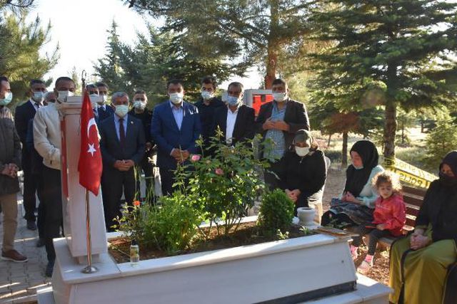 Son dakika haber... Malatya'da namaz sonrası şehitlikte buruk bayram Son dakika haber... Malatya'da namaz sonrası şehitlikte buruk bayram
