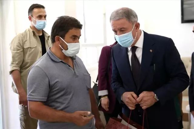 Milli Savunma Bakanı Akar, şehit aileleri ile bayramlaştı Milli Savunma Bakanı Akar, şehit aileleri ile bayramlaştı