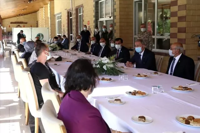 Milli Savunma Bakanı Akar, şehit aileleri ile bayramlaştı Milli Savunma Bakanı Akar, şehit aileleri ile bayramlaştı