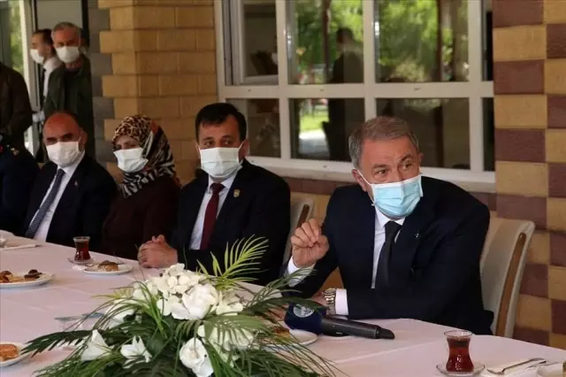Milli Savunma Bakanı Akar, şehit aileleri ile bayramlaştı Milli Savunma Bakanı Akar, şehit aileleri ile bayramlaştı