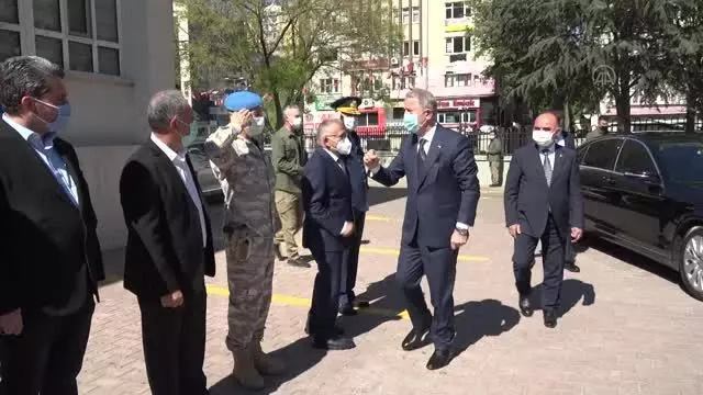 Milli Savunma Bakanı Akar, şehit aileleri ile bayramlaştı Milli Savunma Bakanı Akar, şehit aileleri ile bayramlaştı