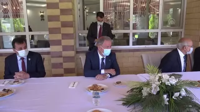 Milli Savunma Bakanı Akar, şehit aileleri ile bayramlaştı Milli Savunma Bakanı Akar, şehit aileleri ile bayramlaştı