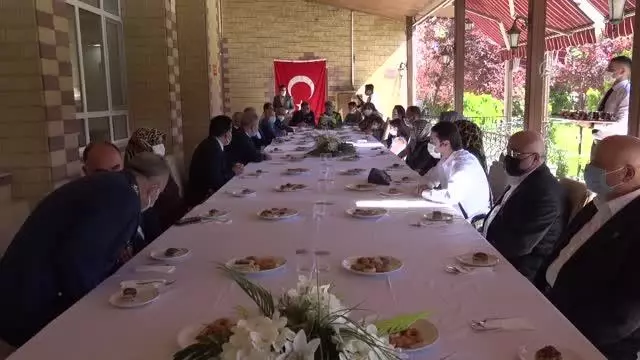 Milli Savunma Bakanı Akar, şehit aileleri ile bayramlaştı Milli Savunma Bakanı Akar, şehit aileleri ile bayramlaştı