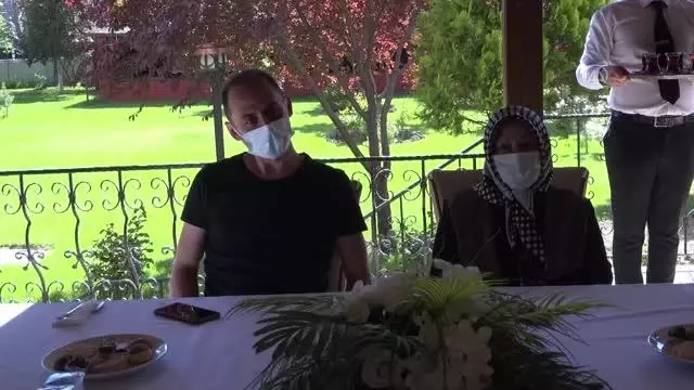 Milli Savunma Bakanı Akar, şehit aileleri ile bayramlaştı Milli Savunma Bakanı Akar, şehit aileleri ile bayramlaştı