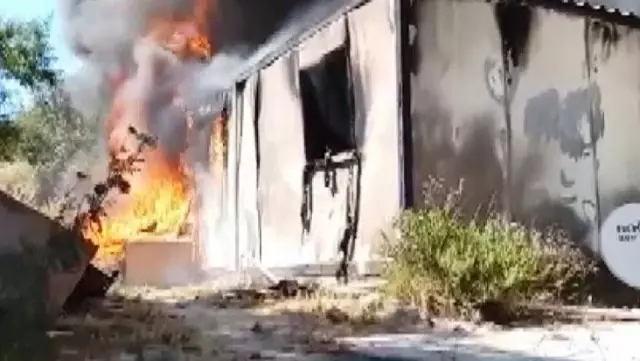 Patlayan parfüm kutusu, depo olarak kullanılan konteyneri küle çevirdi Patlayan parfüm kutusu, depo olarak kullanılan konteyneri küle çevirdi