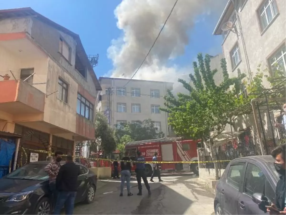 Pendik'te 5 katlı binanın çatısında yangın