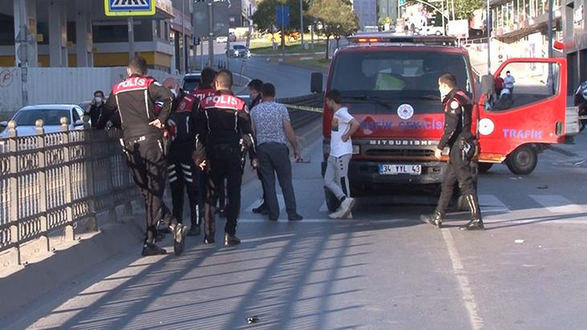Pendik'te hız yapan sürücü, duraktan bekleyen aileyi ezdi