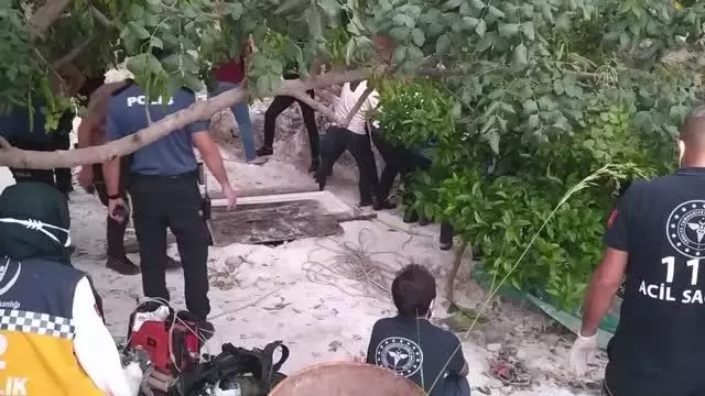 Pompa indirmek için girdikleri kuyuda gazdan zehirlenen 3 kişi hayatını kaybetti Pompa indirmek için girdikleri kuyuda gazdan zehirlenen 3 kişi hayatını kaybetti