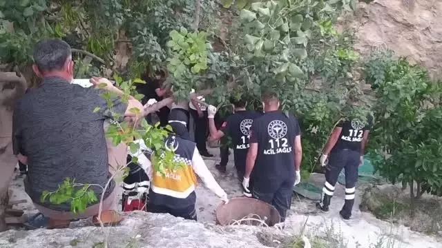 Pompa indirmek için girdikleri kuyuda gazdan zehirlenen 3 kişi hayatını kaybetti Pompa indirmek için girdikleri kuyuda gazdan zehirlenen 3 kişi hayatını kaybetti