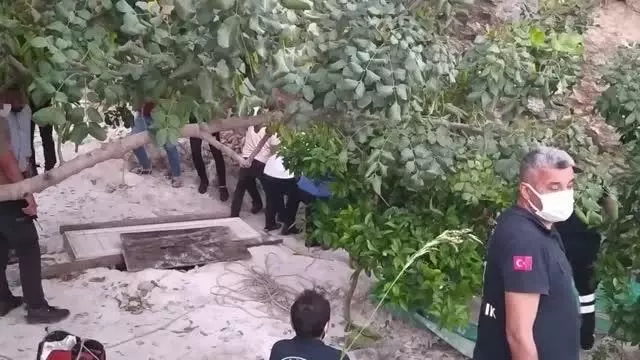 Pompa indirmek için girdikleri kuyuda gazdan zehirlenen 3 kişi hayatını kaybetti Pompa indirmek için girdikleri kuyuda gazdan zehirlenen 3 kişi hayatını kaybetti