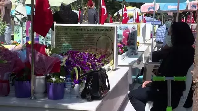 Şehit aileleri yakınlarının Cebeci Askeri Şehitliği'ndeki mezarlarını ziyaret etti Şehit aileleri yakınlarının Cebeci Askeri Şehitliği'ndeki mezarlarını ziyaret etti